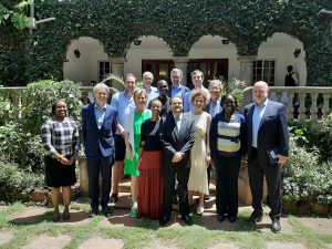 Gruppenfoto vor der Botschaft Östererich Learning Jorney Nairobi