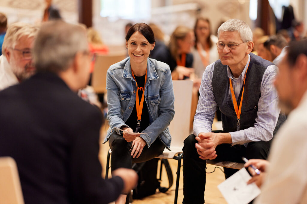 Janine Kawlath sitzt mit Recruiting-Expert:innen im Kreis